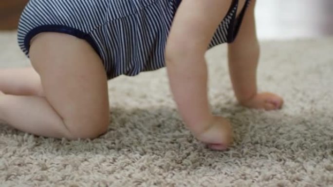 婴儿四肢缓慢爬行学龄前爬行跟随柔嫩肌肤