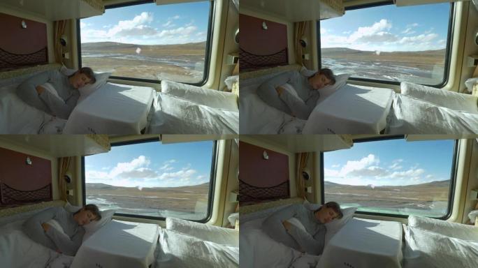 特写: 疲惫的女孩在穿越西藏的火车上睡在她的卧铺车厢里。