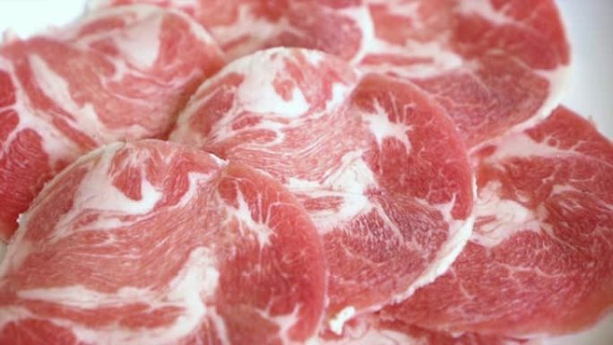 4k镜头场景特写准备盘子、sha锅和Sukiyaki日式食品概念中的滑动猪肉