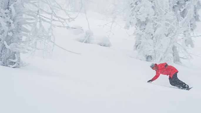 在下雪的天气中，欢快的滑雪者在偏远地区骑行
