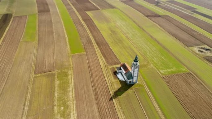 斯洛文尼亚索尔斯科教堂周围阳光明媚的农田
