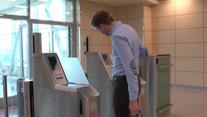 男性旅行者在机器上扫描登机牌以登上飞机