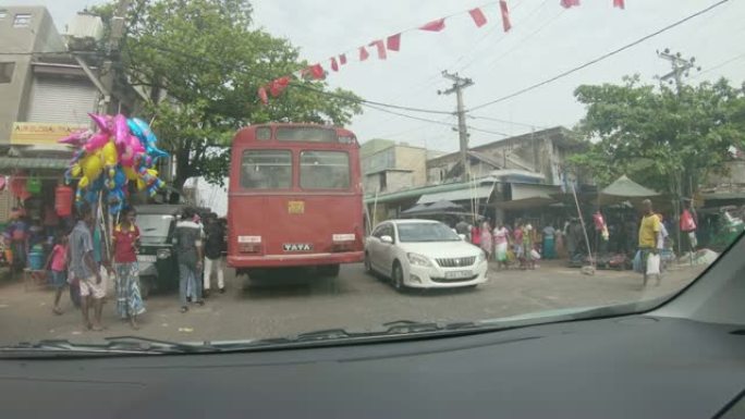 斯里兰卡繁华街道上的MS Car跟随公交车