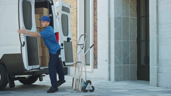 送货员使用带有纸板箱，包裹的手推车，装载包裹并关闭卡车/货车门。专业快递/装载机帮助您移动，高效交付