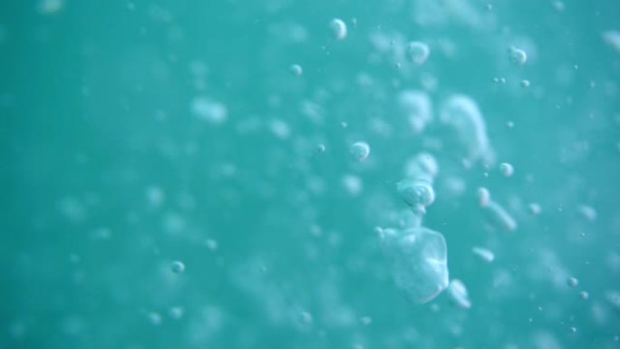 流动的水下气泡。