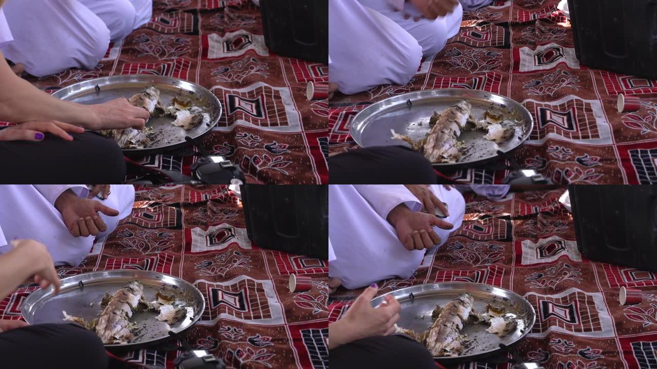 MS人们吃传统的中东食谱烤鱼
