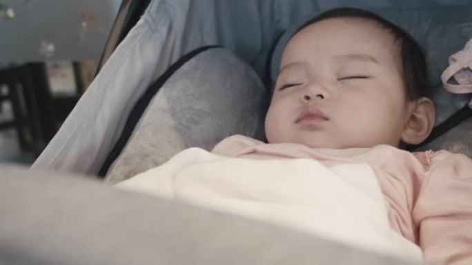 睡在婴儿车上的女婴