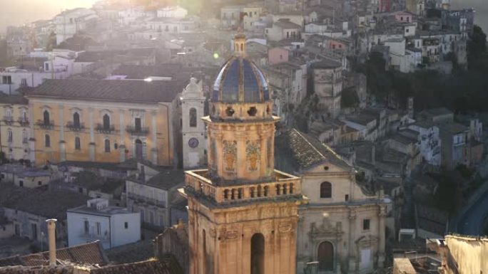 意大利西西里岛拉古萨伊布拉。日落时，圣玛丽亚·戴尔·伊特里亚教堂的迈奥利卡屋顶钟楼