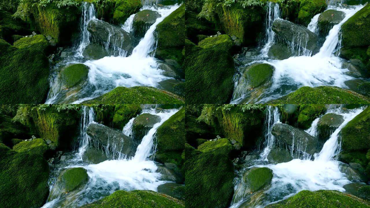 溪流落在岩石上溪流落在岩石上
