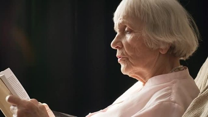 老年女性读本肖像