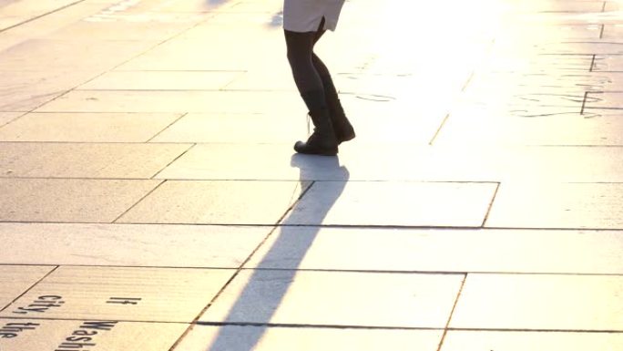 4k镜头场景特写镜头在美国华盛顿特区宾夕法尼亚州自由广场的女人跳舞的脚步，美国风格和音乐传统概念