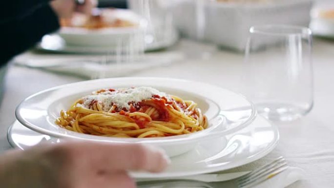 意大利面食，上面是奶酪和洋葱，非常古老的传统和意大利风格，彩色食品和意大利的健康和清淡食品，意大利面