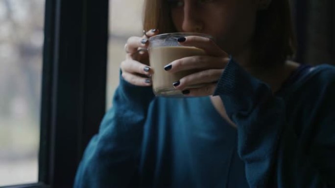 喝咖啡休息的女人喝咖啡休息的女人