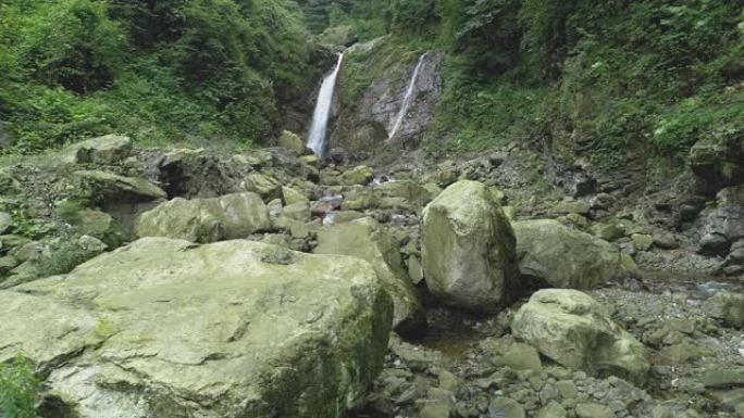 山中的瀑布和溪流的自然背景