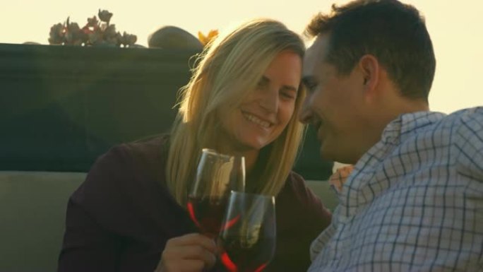 幸福的夫妻在家里的阳台上喝红酒4k