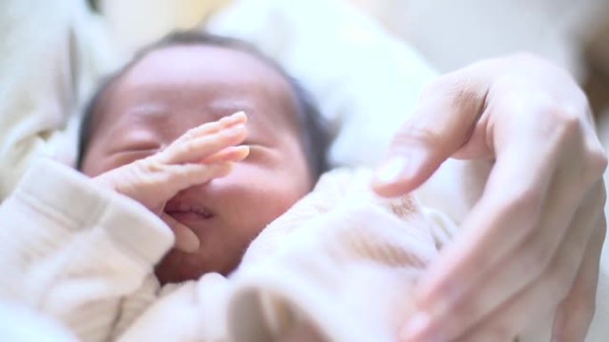 熟睡的亚洲新生儿小宝宝月子中心婴儿