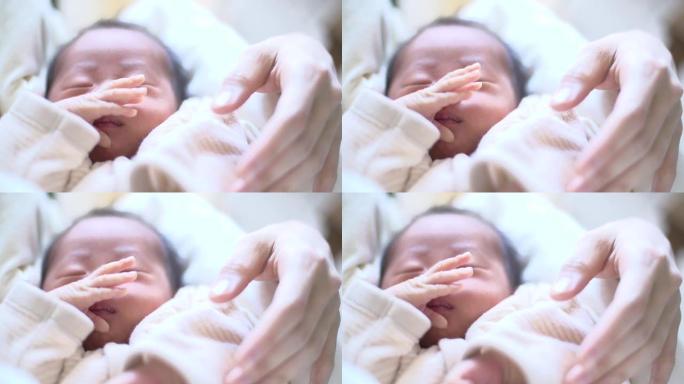 熟睡的亚洲新生儿小宝宝月子中心婴儿