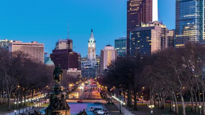 延时: 费城市政厅沿本杰明·富兰克林·Pkwy从洛基台阶与城市中心天际线摩天大楼在美国宾夕法尼亚州市