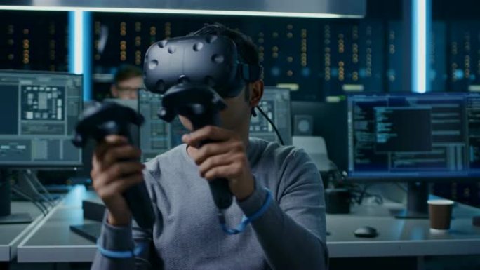 软件Delevoper的肖像佩戴虚拟现实耳机，使用控制器开发和编程VR游戏和应用程序。在后台技术开发