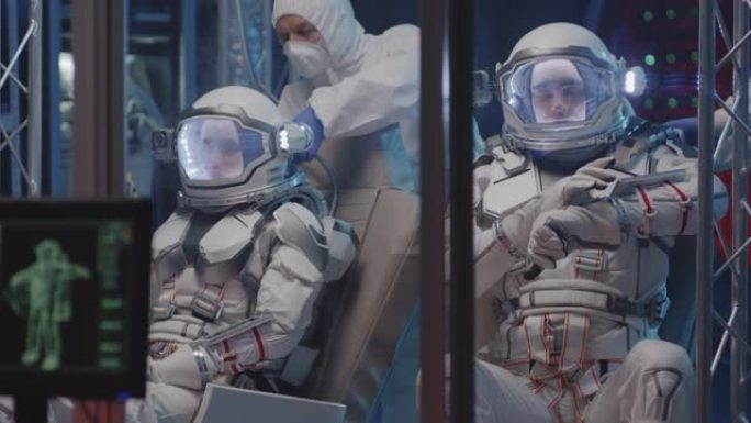 宇航员在实验室测试太空服