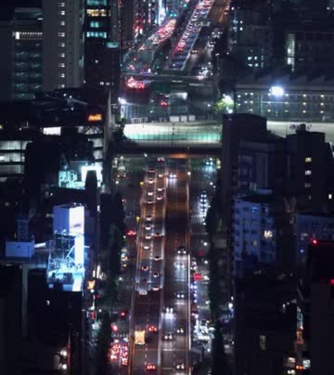 实时夜间交通城市景观，取自日本东京六本木山森森塔