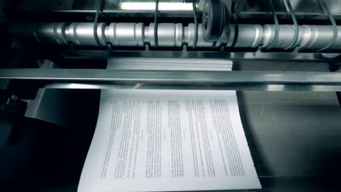 排印机正在发行和重新定位印刷纸