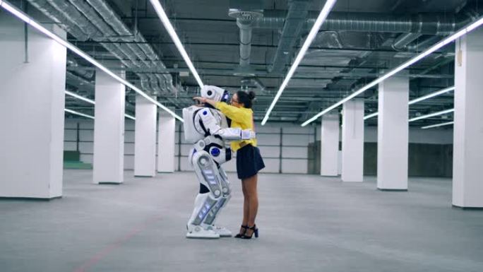 拥抱一位女士和一个类似人类的半机械人