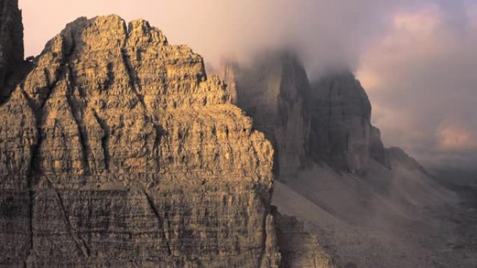 WS雄伟的风景山脉笼罩在雾中，Tre Cime di Lavaredo，多洛米蒂，意大利