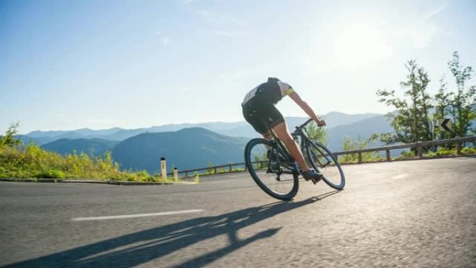 男性公路自行车手下坡风景山道