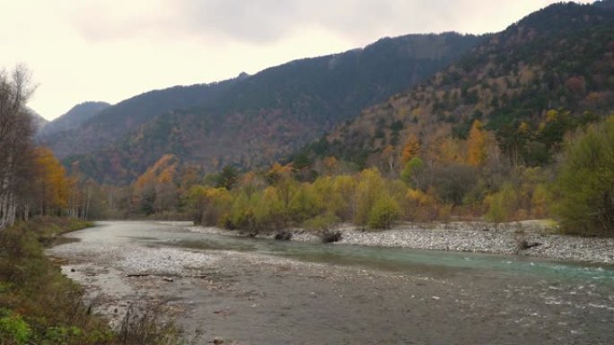 4k锁定: 日本长野秋季的Kamikochi。