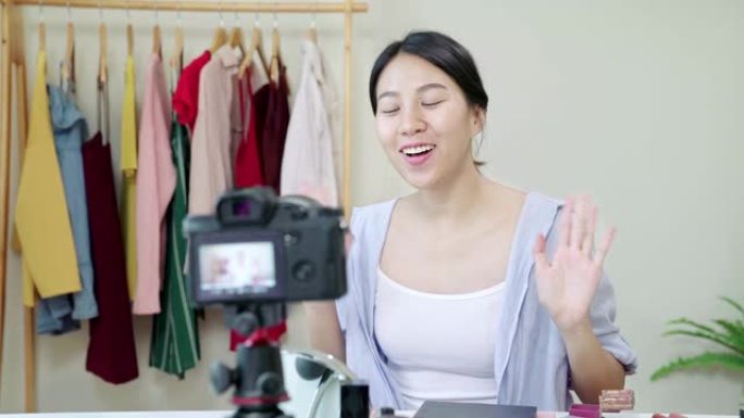 亚洲年轻女性博客作者在家录制带化妆化妆品的vlog视频。有影响力的女人在线直播病毒。