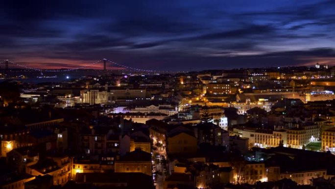 葡萄牙里斯本。日落后夜城全景拍摄。用黄光照明的建筑物和房屋