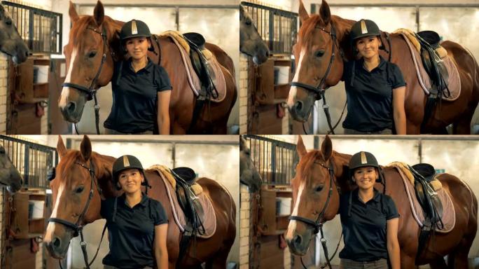骑师女士站在一匹棕色的马旁边，微笑着