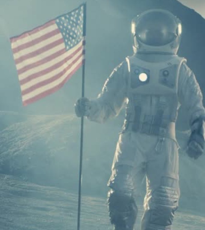 强壮的宇航员带着美利坚合众国的旗帜在黑暗的外星球上行走。太空旅行，殖民主题。垂直屏幕方向的视频素材