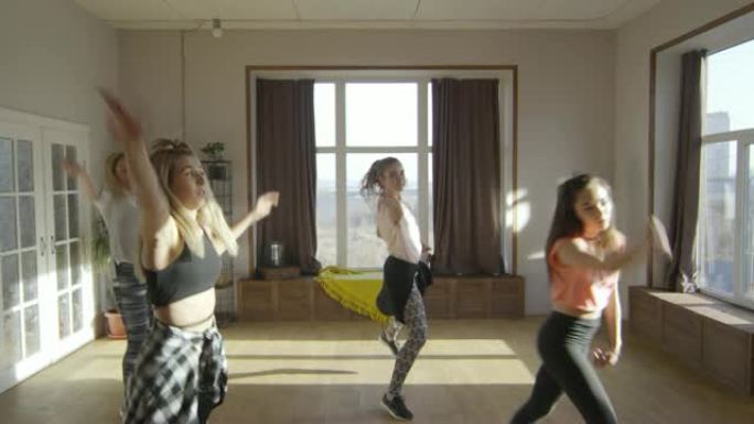 一群妇女学习舞蹈动作