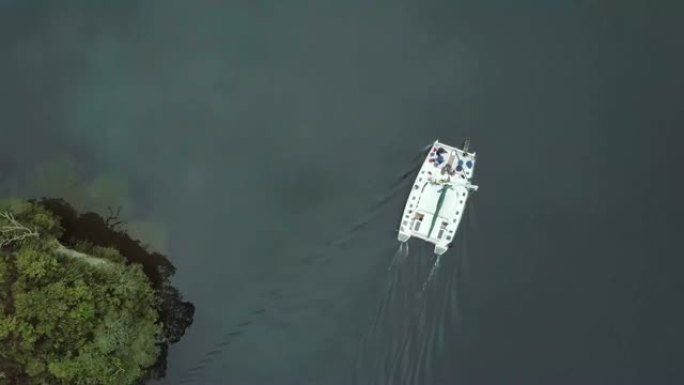 无人驾驶飞机在水上航行