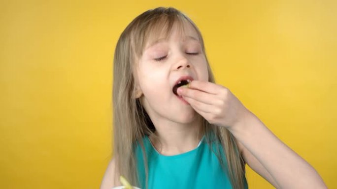 饥饿的小女孩吃薯条