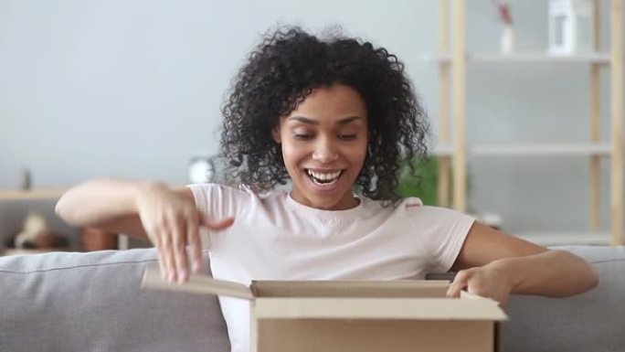 快乐非洲裔美国女性博客记录视频博客打开包裹