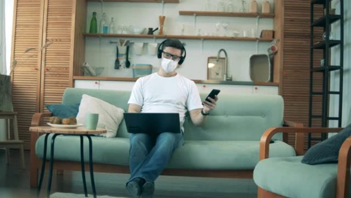 检疫期间，戴医用口罩的人在家工作。