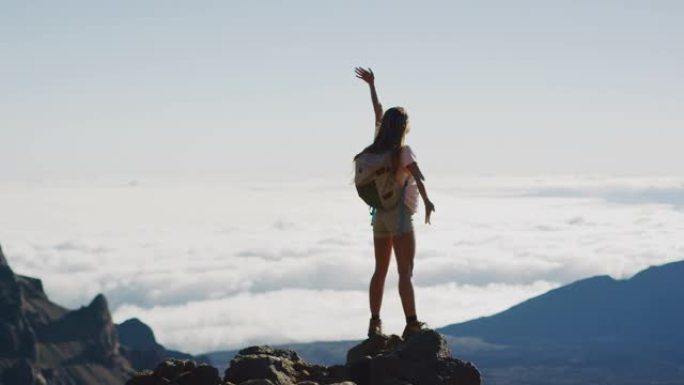 顶尖的冒险女人山顶云海享受