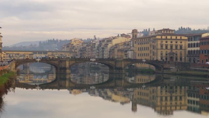 早上，人们和汽车在意大利佛罗伦萨 (Firenze) 横跨阿诺河的Ponte Santa Trini