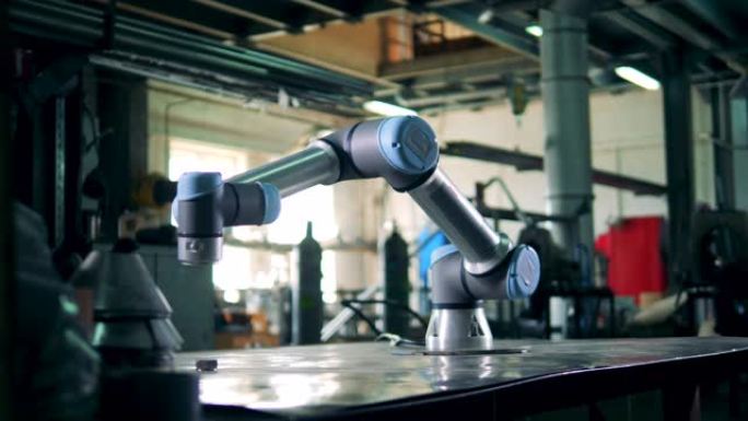机器人在工厂的桌子上使用齿轮工作。
