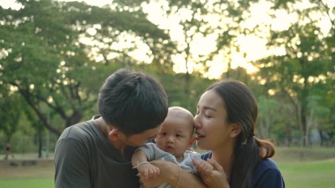 公园里有婴儿的快乐亚洲家庭肖像。亚洲家庭在一起度过美好时光。有家庭观念的人。