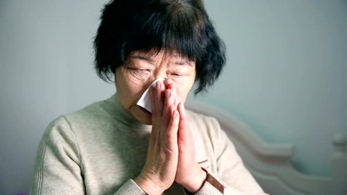 老年妇女吹鼻子感冒外国人外国老奶奶
