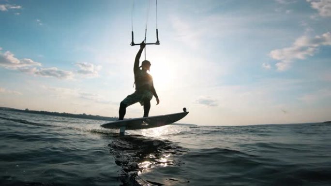 运动员用风筝在船上冲浪。