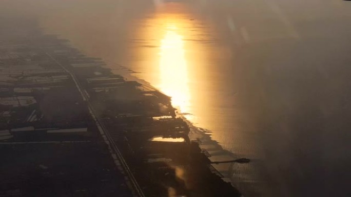 美丽的金色日落或海上日出从飞机窗口飞行中拍摄