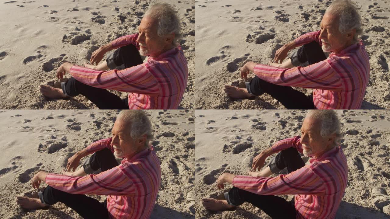 坐在海滩上的老人