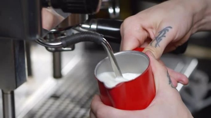 咖啡师蒸牛奶的电影胶片