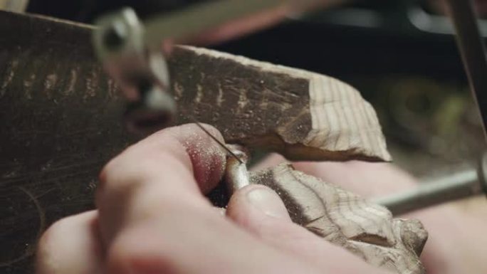 金匠的宏观切割和锉钢制成戒指。