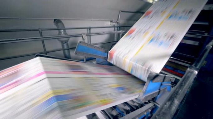 印刷办公室运送报纸的输送机，关闭。